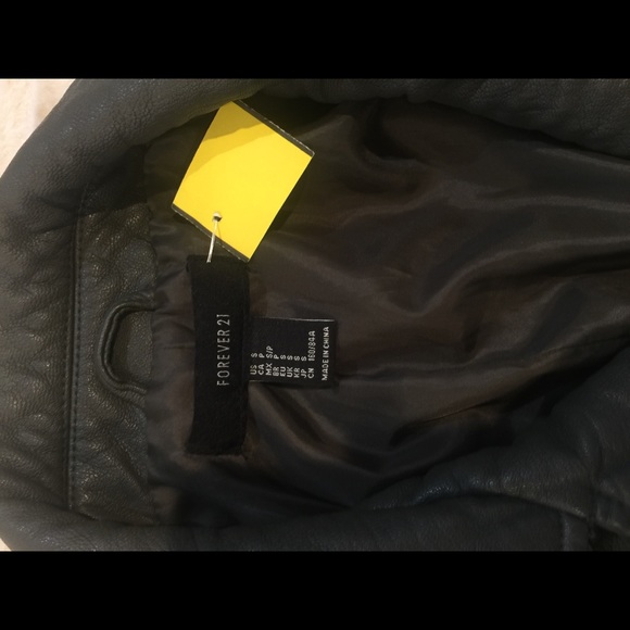 NWT- Women’s Forever 21 Zippered Gray Faux Leather Bikers Jacket. Size S - Picture 7 of 7